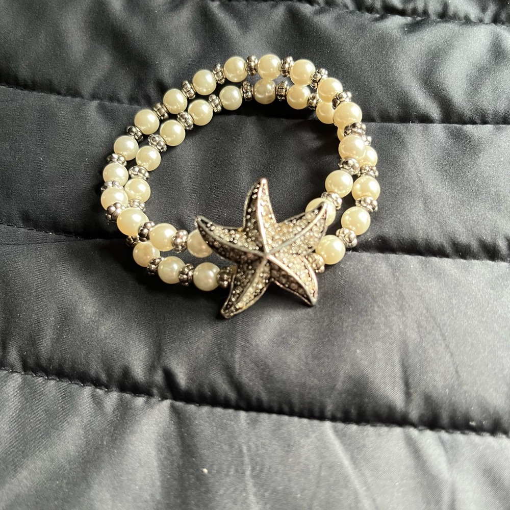 Ivory Pearl Stretch Bracelet with Silver Starfish Accent